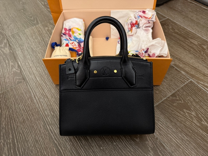LV City Steamer Mini 粒面滑面小牛皮拼接包-11