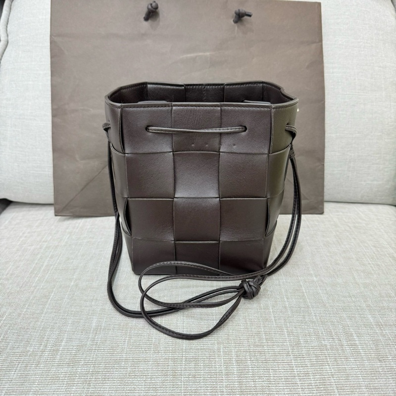 BOTTEGA VENETA Cassette 大編織水桶包 斜背包 巧克力色-0