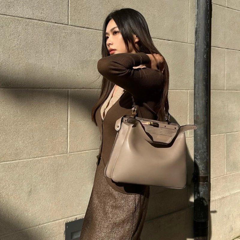 🎁夏季折扣🎁Fendi 8BN353 中款小牛皮 Peekaboo Soft 包 鴿灰色-1