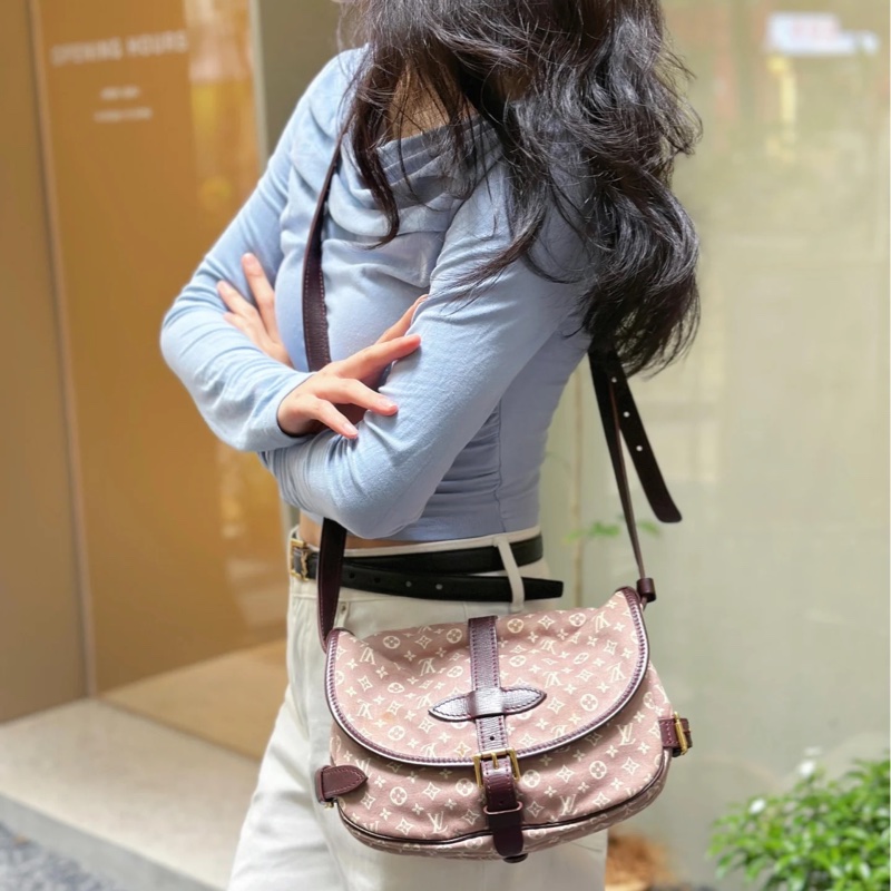 LV Saumur 樹莓粉 藕粉 m40669 雙子星 mini 老花 丹寧 牛仔 帆布 斜背包 郵差包 肩背包 側背包-4