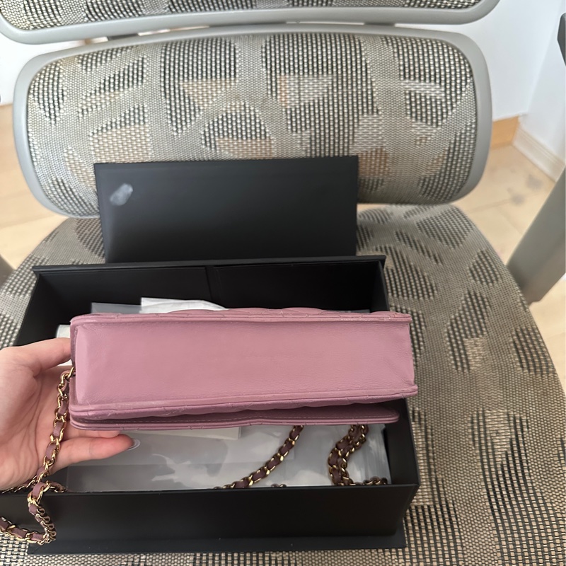 Chanel經典菱格紋woc鏈條包藕粉紫色金釦-7