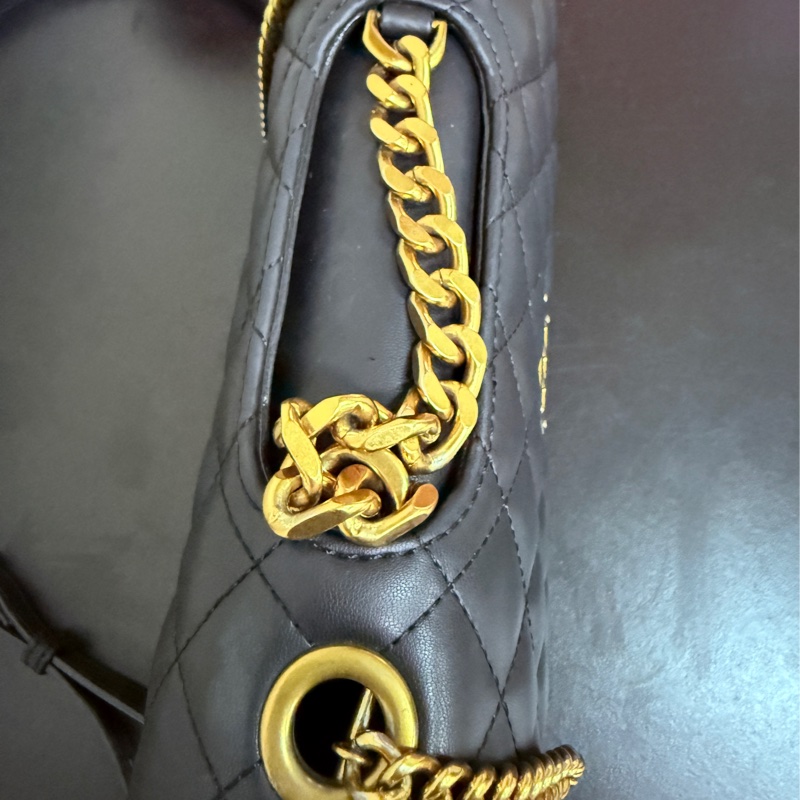 CHARLES & KEITH 黑色菱格紋小方包 小CK 翻蓋 斜背包-7