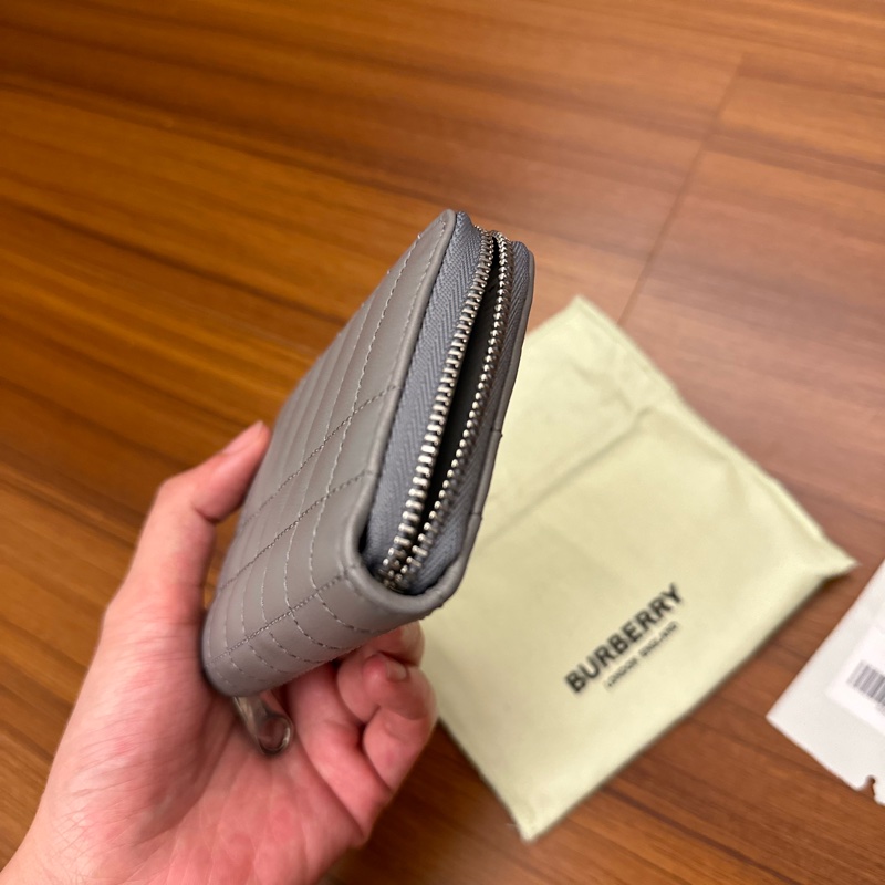 全新~BURBERRY Lola TB銀字LOGO格紋絎縫羔羊拉鍊零錢包 稀有大象灰-2