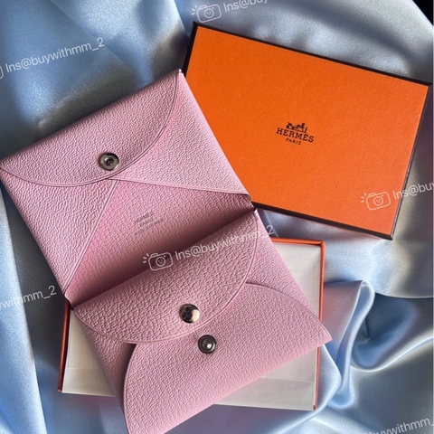 ⭐️賣場有滿額折扣⭐️Hermes 山羊皮櫻花粉 Calvi Duo卡包