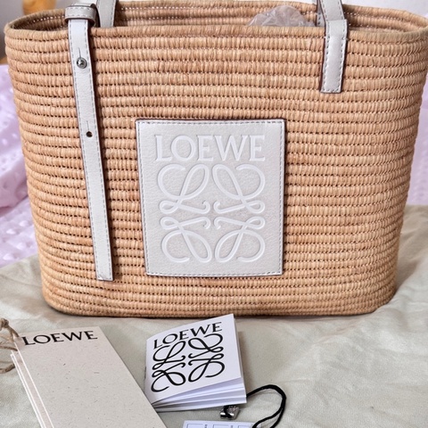 Loewe草編包