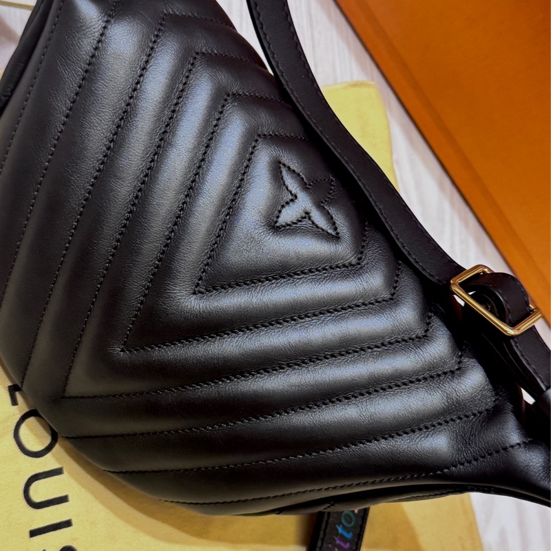 9.5新 Louis Vuitton NEW WAVE黑金胸包腰包-1
