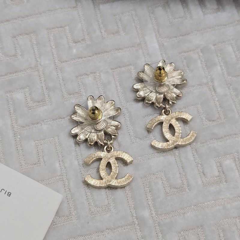 Chanel 香奈兒 小雛菊珍珠花蕊 雙C Logo 耳環-11