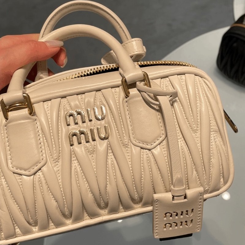 🌸2025春夏新品🌸Miu Miu 5BB142 小款 Arcadie Matelassé 納帕皮革包 馬卡龍米色-4