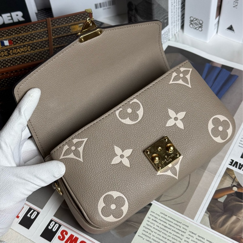 (2025台灣專櫃購入全配) Lv Pochette Métis East West 新款郵差包 斑鳩灰 ✨最新晶片款-14