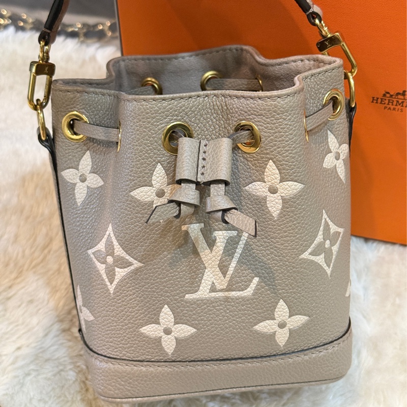 只售至4/28Louis Vuitton 路易威登 M46291 爆款Nano Noe系列Monogram壓花手提斜背迷你束繩水桶包(斑鳩灰 大象灰 奶油灰)-11