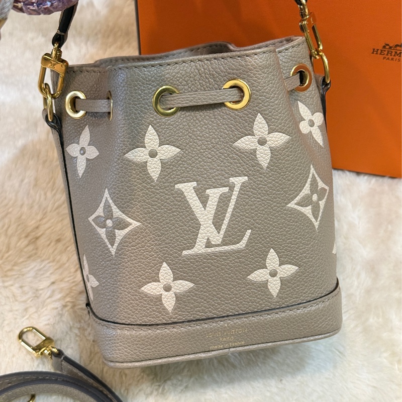 只售至4/28Louis Vuitton 路易威登 M46291 爆款Nano Noe系列Monogram壓花手提斜背迷你束繩水桶包(斑鳩灰 大象灰 奶油灰)-15