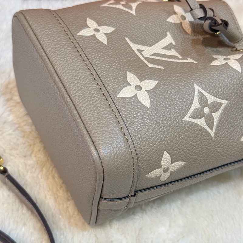 只售至4/28Louis Vuitton 路易威登 M46291 爆款Nano Noe系列Monogram壓花手提斜背迷你束繩水桶包(斑鳩灰 大象灰 奶油灰)-20