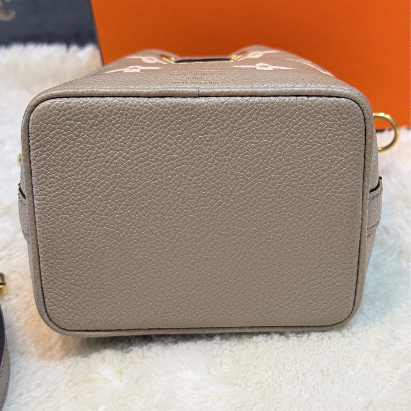 只售至4/28Louis Vuitton 路易威登 M46291 爆款Nano Noe系列Monogram壓花手提斜背迷你束繩水桶包(斑鳩灰 大象灰 奶油灰)-23