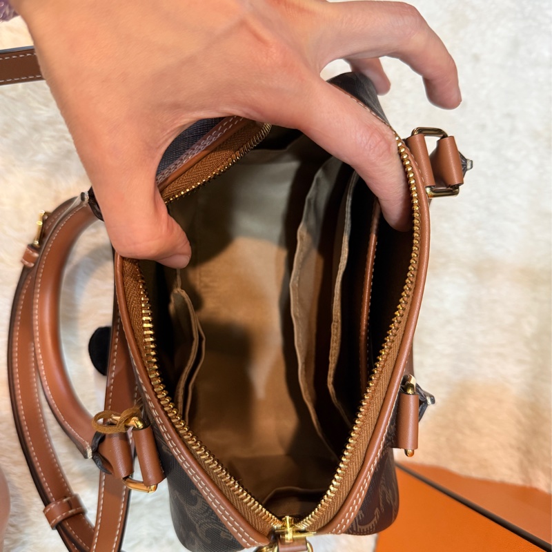 新款的✨ CELINE波士頓包🤎小號  焦糖色 金棕色 斜背包-4