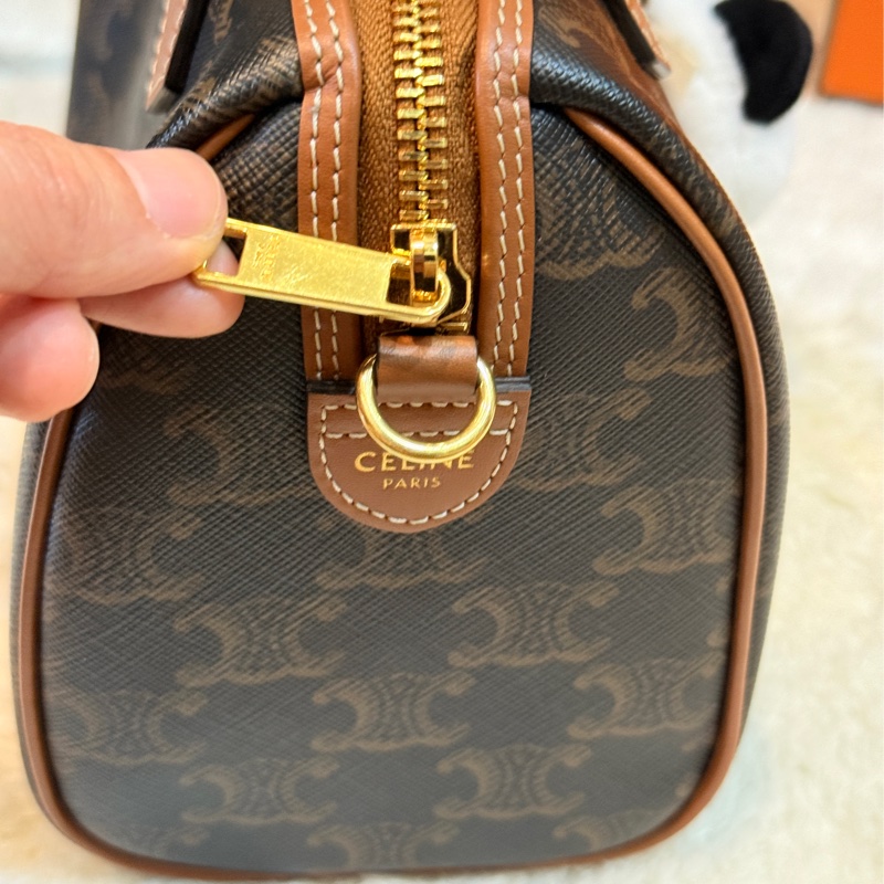 新款的✨ CELINE波士頓包🤎小號  焦糖色 金棕色 斜背包-15