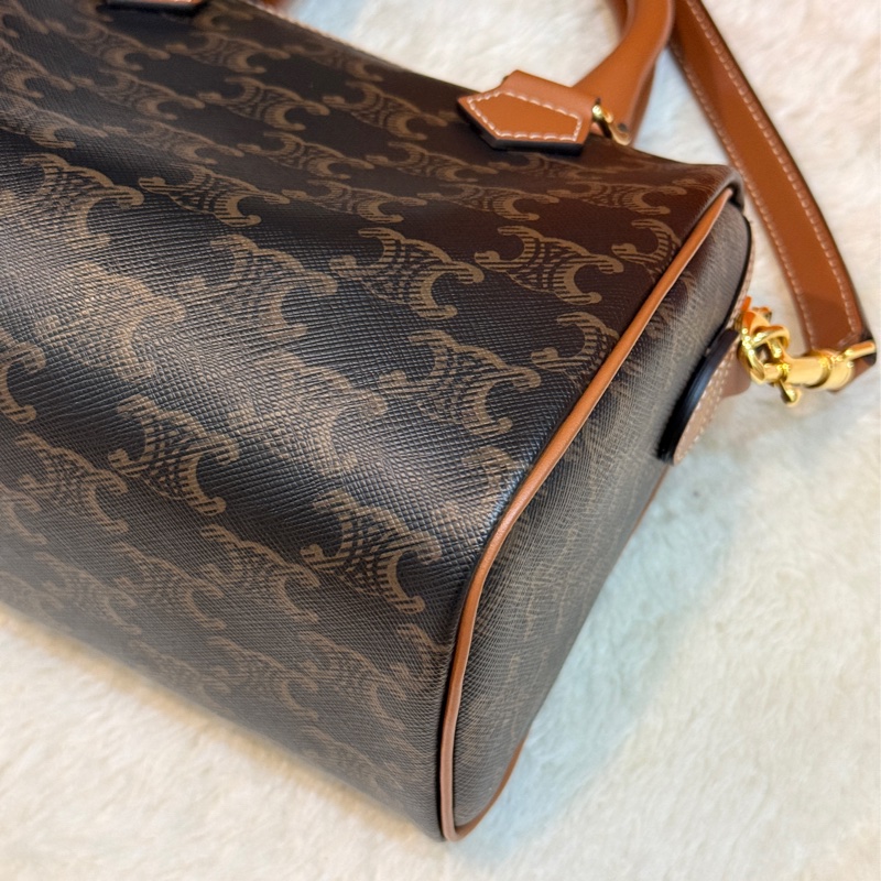 新款的✨ CELINE波士頓包🤎小號  焦糖色 金棕色 斜背包-18