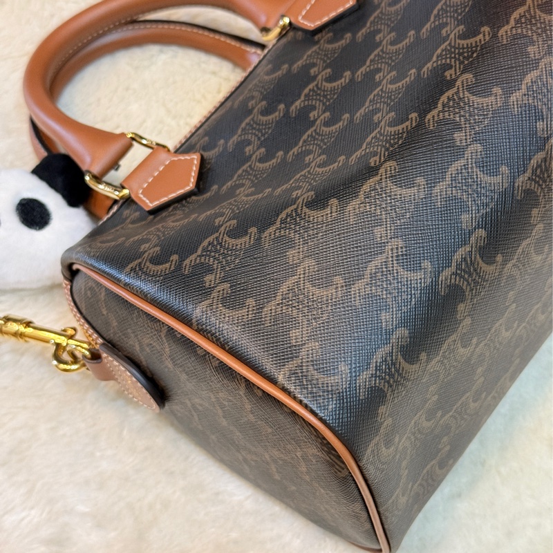 新款的✨ CELINE波士頓包🤎小號  焦糖色 金棕色 斜背包-19