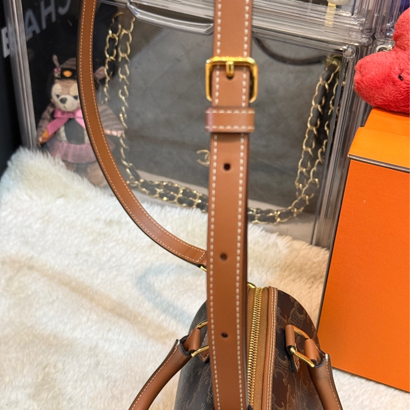 新款的✨ CELINE波士頓包🤎小號  焦糖色 金棕色 斜背包-26