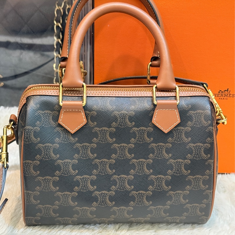 新款的✨ CELINE波士頓包🤎小號  焦糖色 金棕色 斜背包-31