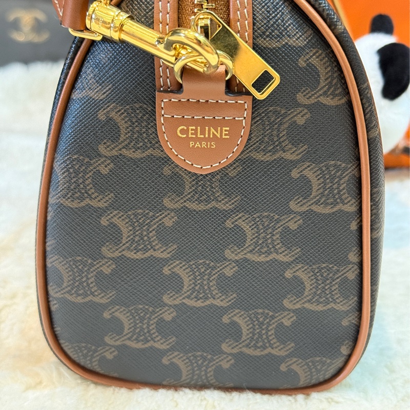 新款的✨ CELINE波士頓包🤎小號  焦糖色 金棕色 斜背包-32