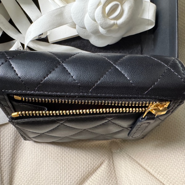 Chanel經典小型口蓋皮夾   小羊皮與金色金屬  黑金 降價!-7