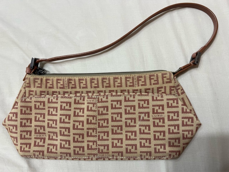 Fendi 粉色logo腋下包-9