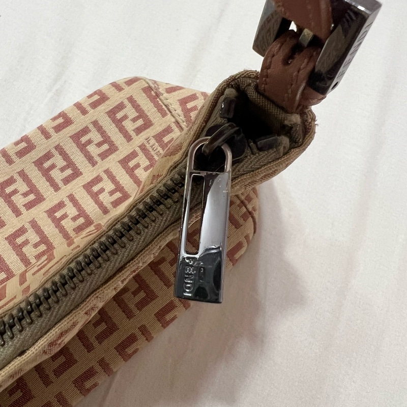 Fendi 粉色logo腋下包-17