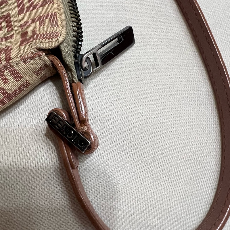 Fendi 粉色logo腋下包-21