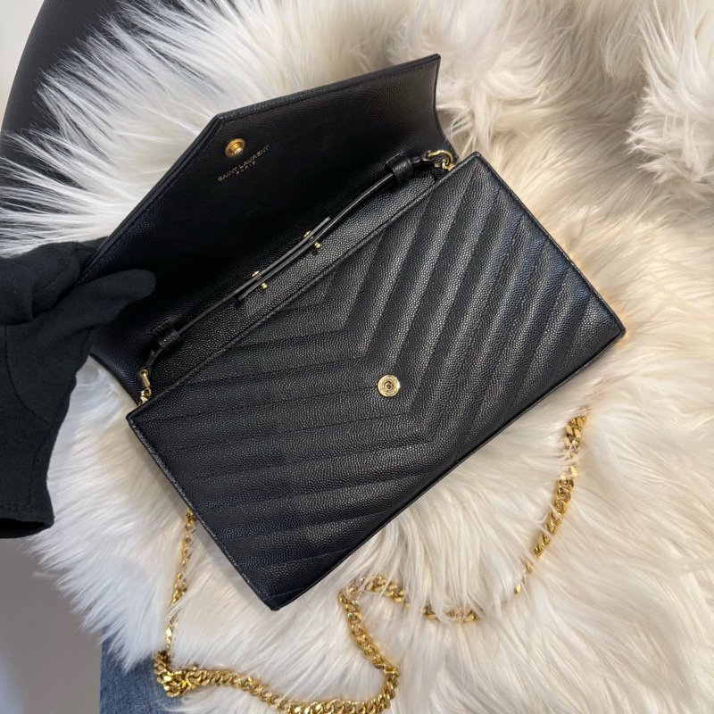 YSL V字縫線魚子醬牛皮WOC信封寫斜背包-5