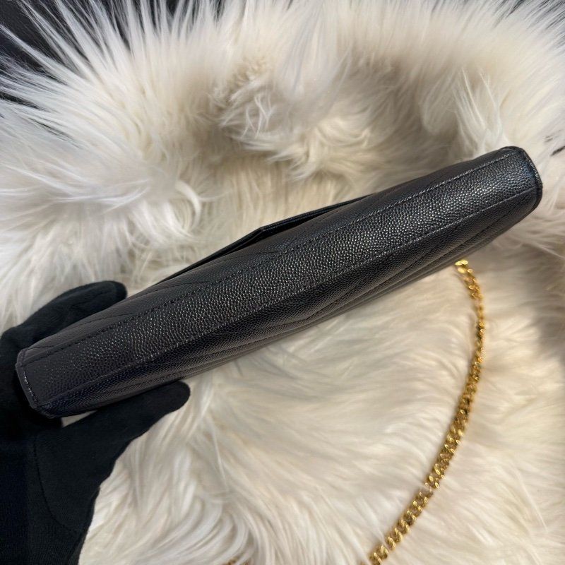 YSL V字縫線魚子醬牛皮WOC信封寫斜背包-6