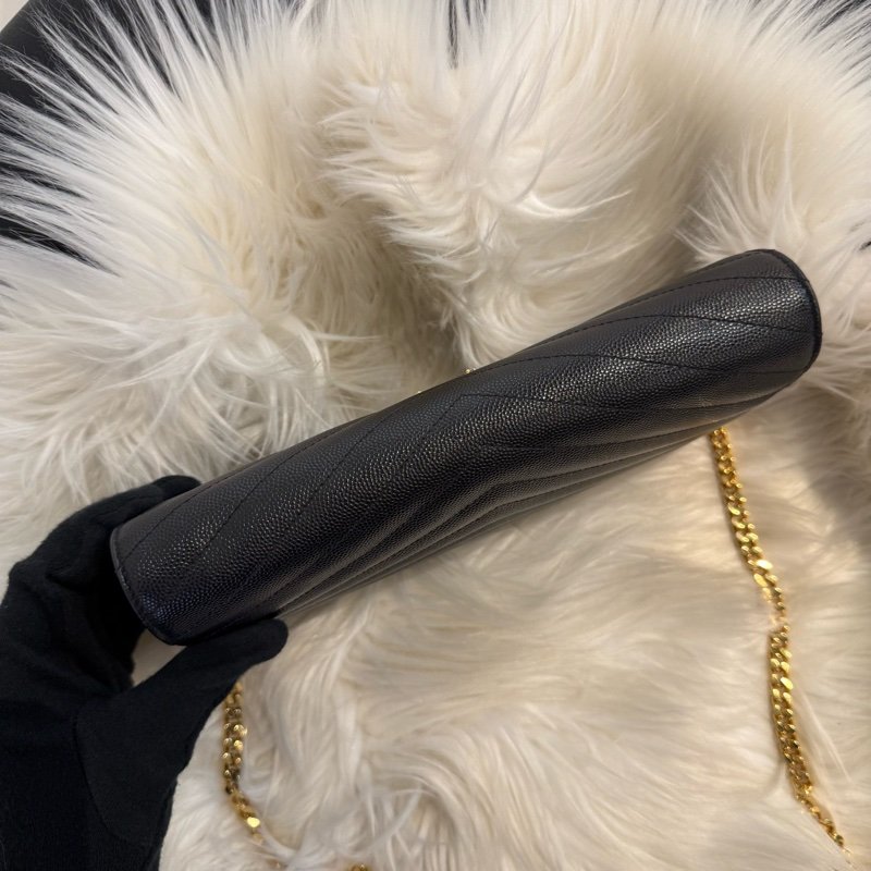 YSL V字縫線魚子醬牛皮WOC信封寫斜背包-7