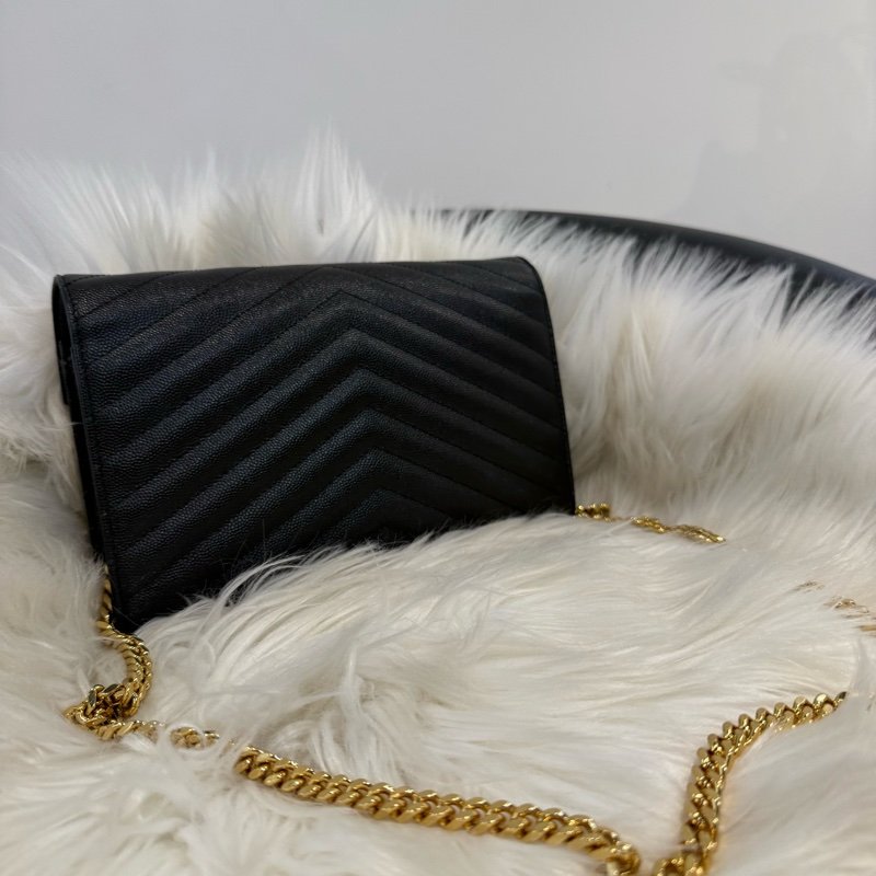 YSL V字縫線魚子醬牛皮WOC信封寫斜背包-8