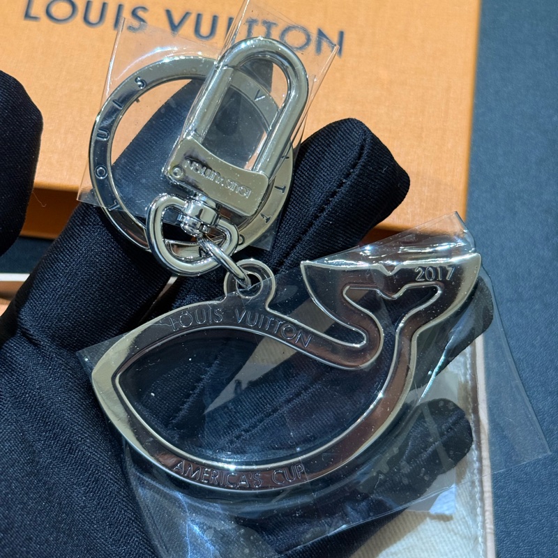 LV Louis Vuitton 鯨魚 鎖匙扣掛飾 吊飾-1
