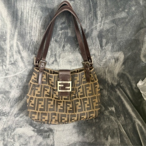 Fendi 經典老花法棍肩背包