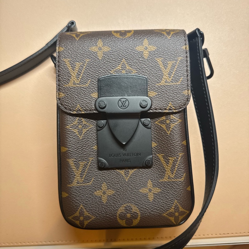 Lv斜背包 只背過一次,扣環裡面的保護膜還沒撕-8
