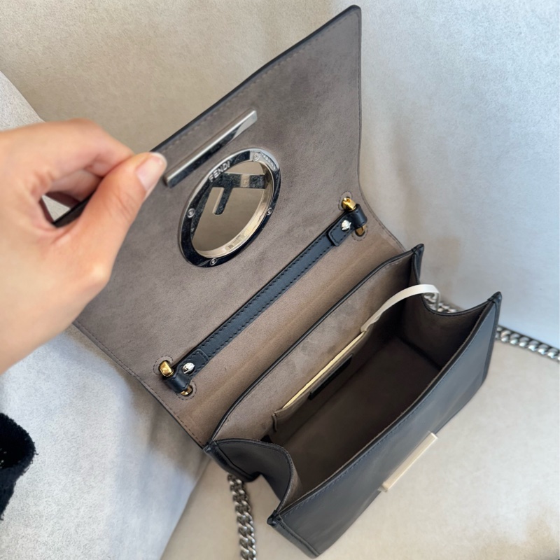 Fendi 黑色金釦銀鏈信封包-7