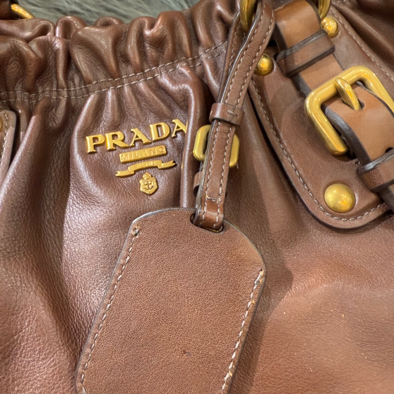 PRADA 咖啡 牛皮 金釦 抓皺 肩背包 斜背包 手提包 南瓜包 元寶包 水餃包-17