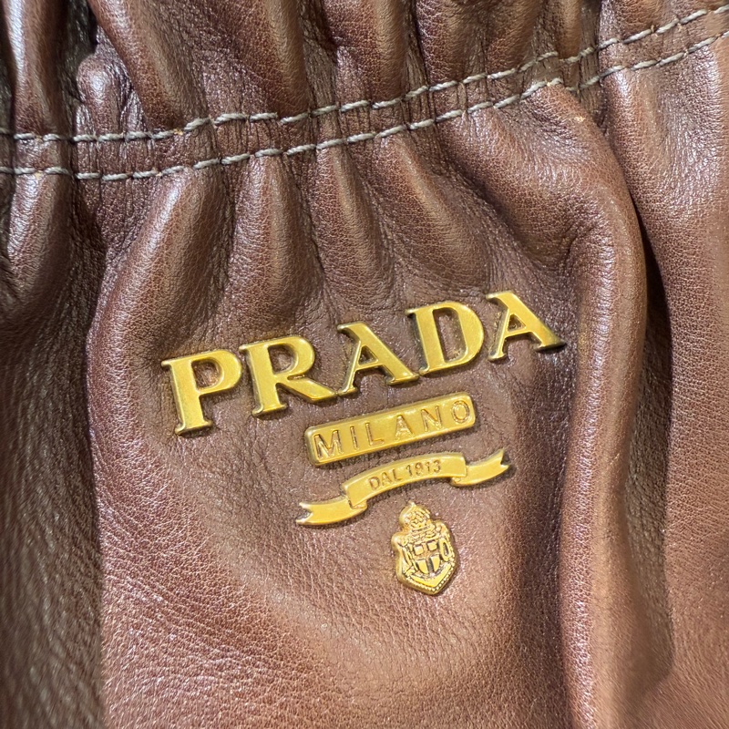 PRADA 咖啡 牛皮 金釦 抓皺 肩背包 斜背包 手提包 南瓜包 元寶包 水餃包-18