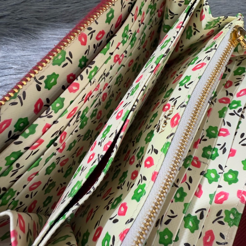 PRADA 1M0506 LOGO 櫻桃紅色牛皮 限量紅唇小綠花內裡 ㄇ字拉鍊零錢 發財信用卡包 長夾 皮夾 錢包-11