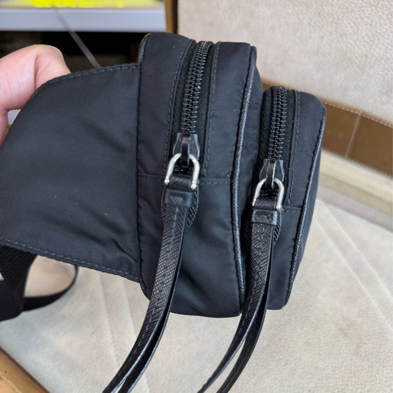 上架中🔑Prada 黑尼龍三角LOGO腰包-9