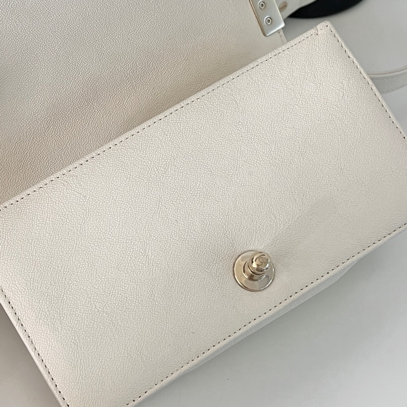 「白雪公主」 Chanel boy20 白色 荔枝皮 金釦 山形紋-21