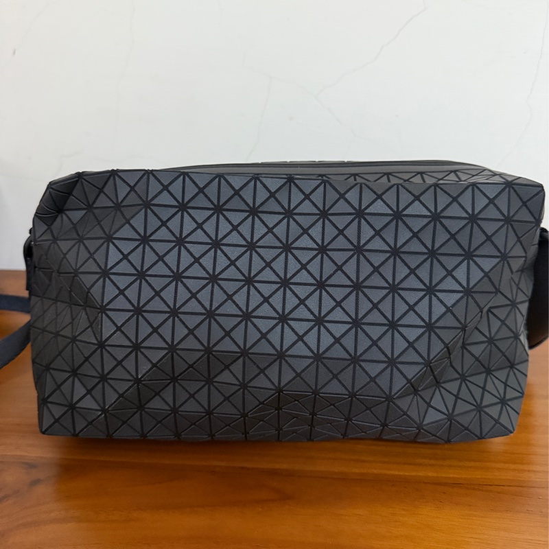 BAO BAO ISSEY MIYAKE kuro 馬鞍包-1