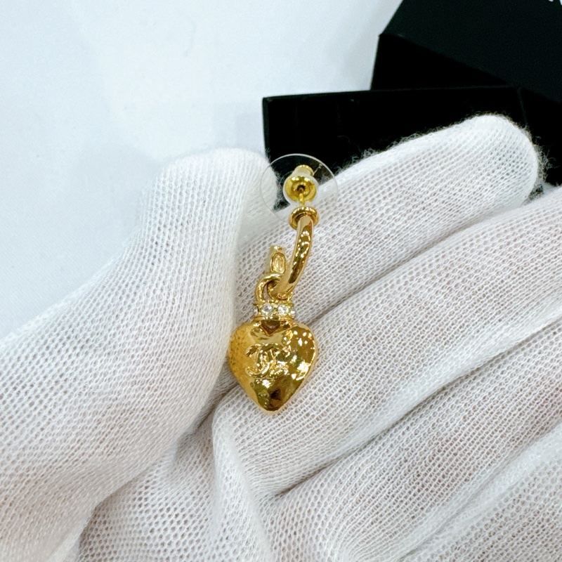莉亞精品♡Chanel 愛心淡金垂吊耳針 全新-1
