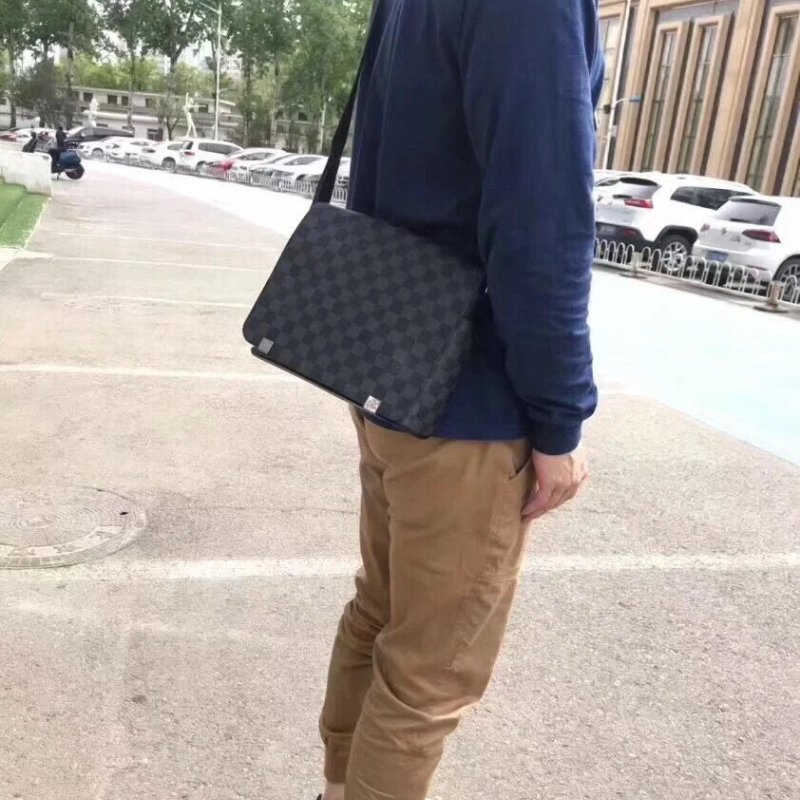 LOUIS VUITTON District棋盤格斜背包 - PM-8