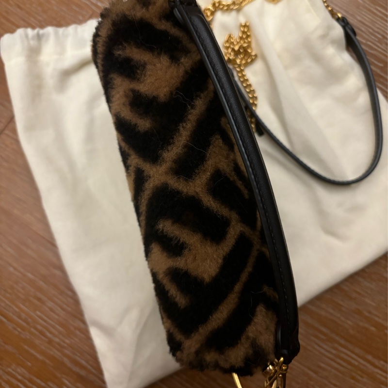 Fendi 老花毛毛法棍包 Baguette-13