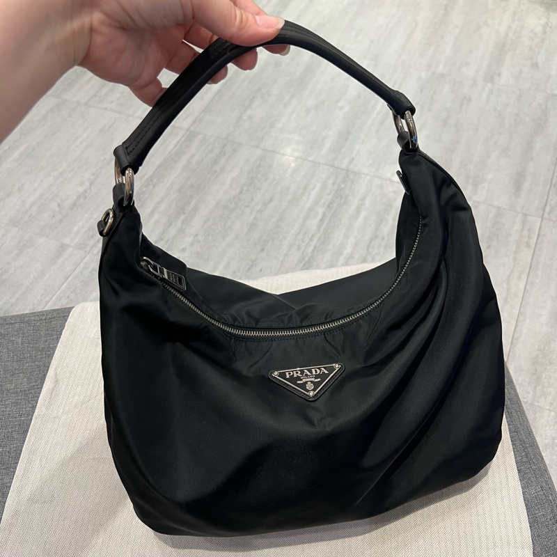 Prada 經典三角鐵牌 肩背包 半月包 Hobo 黑-0