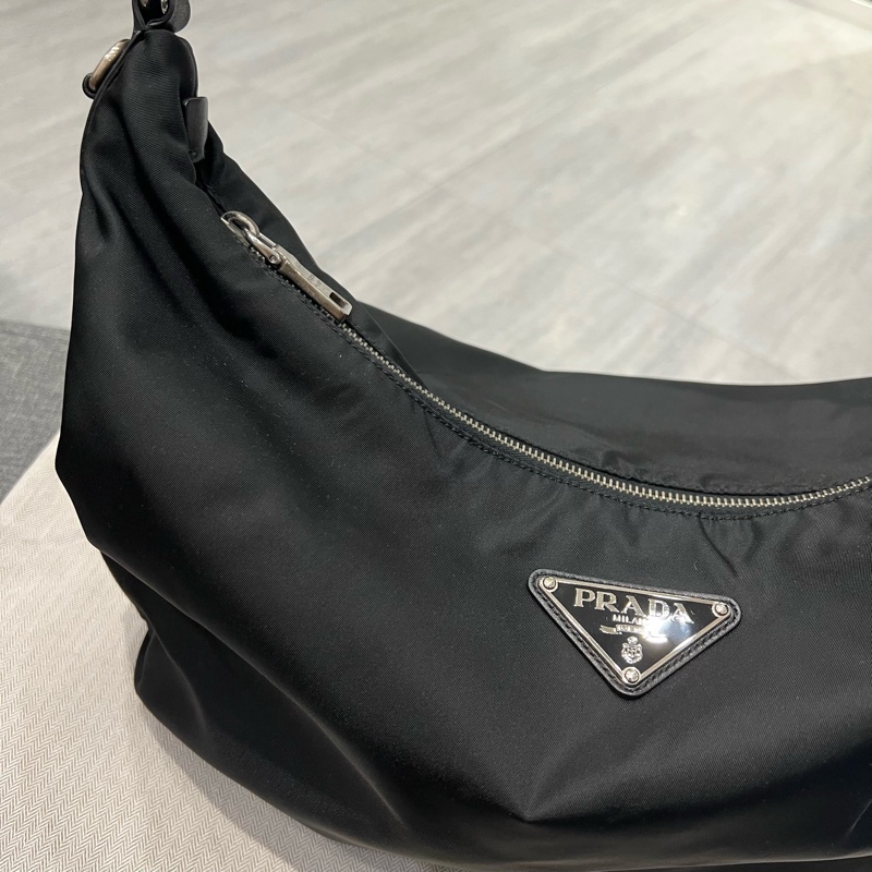 Prada 經典三角鐵牌 肩背包 半月包 Hobo 黑-16