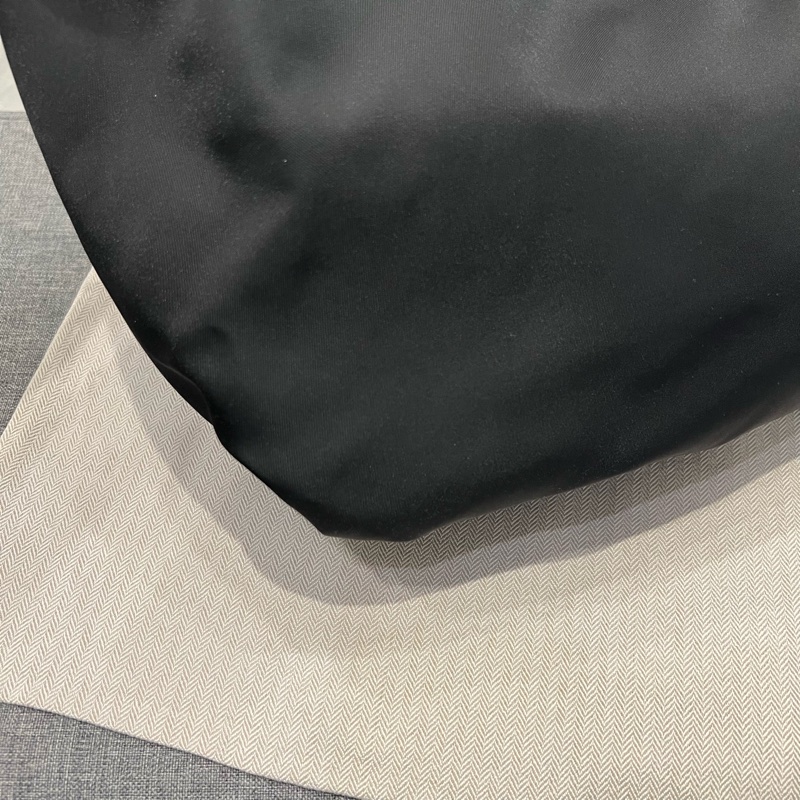 Prada 經典三角鐵牌 肩背包 半月包 Hobo 黑-23