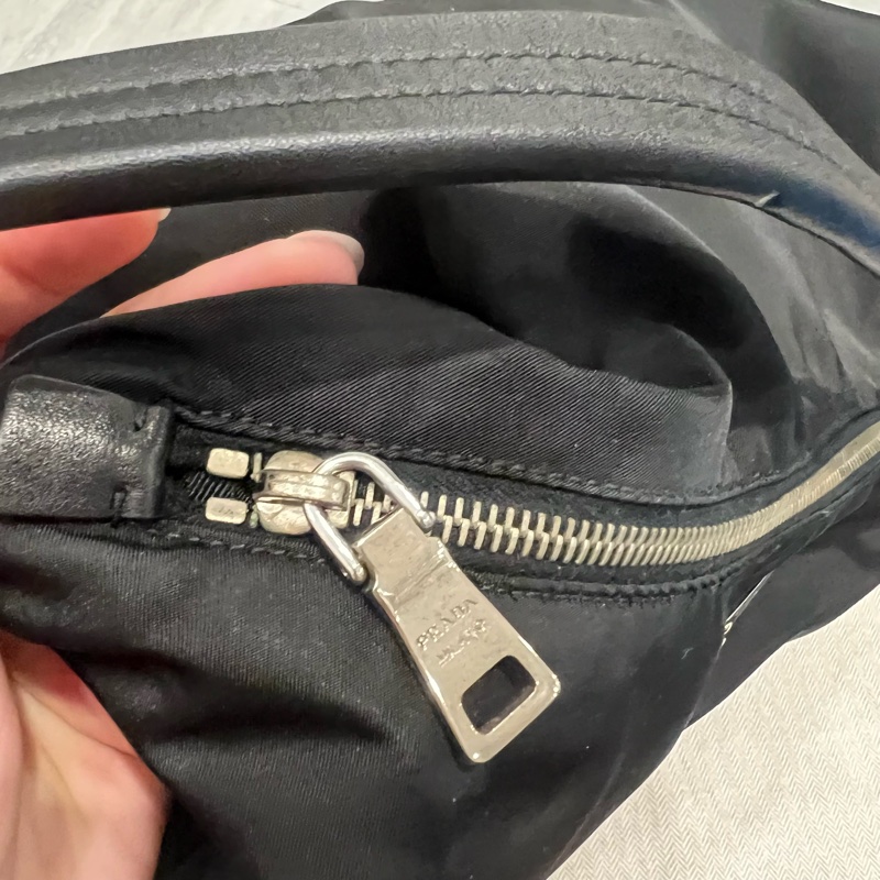 Prada 經典三角鐵牌 肩背包 半月包 Hobo 黑-25
