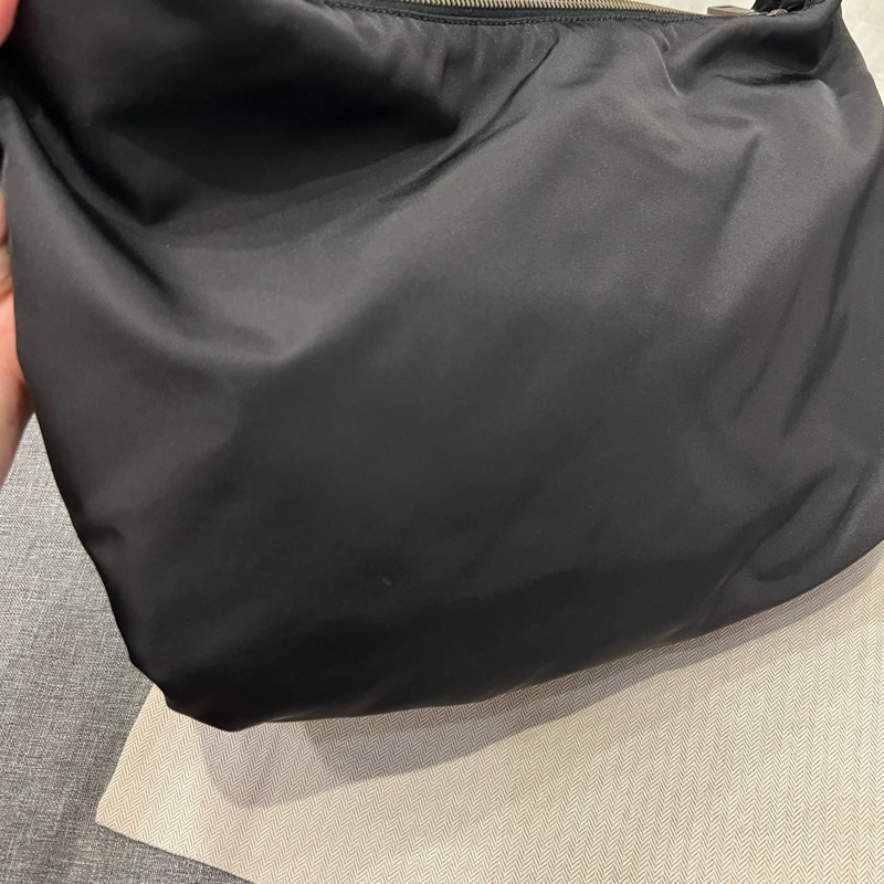 Prada 經典三角鐵牌 肩背包 半月包 Hobo 黑-30